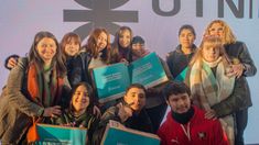 Malena Galmarini junto a un grupo de alumnos.