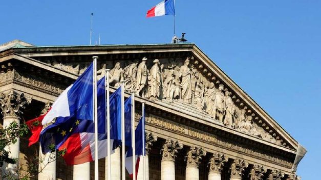Francia busca limitar el uso de redes sociales a menores de 15 años.