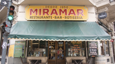 Ubicado en la Ciudad Autónoma de Buenos Aires, la tradicional rotisería revive comidas típicas de la gastronomía local. Ubicado en la Ciudad Autónoma de Buenos Aires, la tradicional rotisería revive comidas típicas de la gastronomía local.