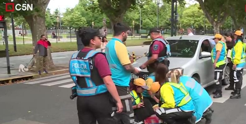 La joven recibió auxilio de sus compañeros.