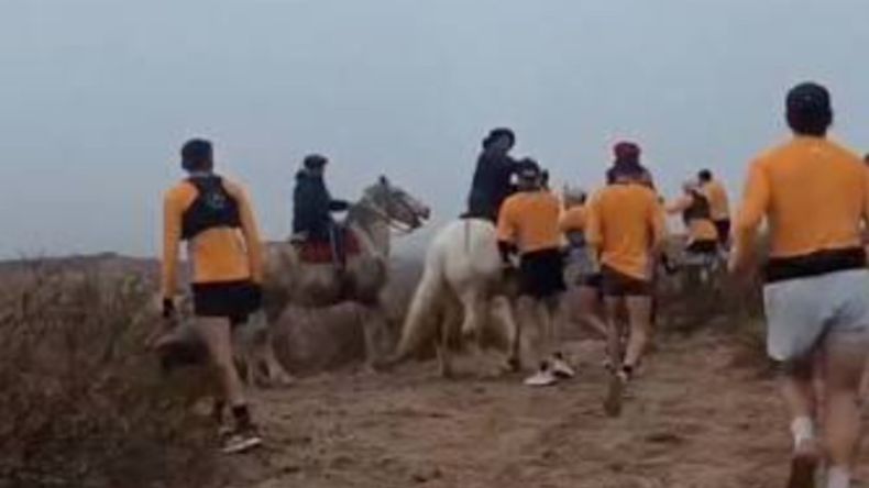 Personasmontadas a caballo bloquearon el paso de los runners y los agredieron.