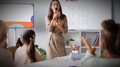 Enentornos como las aulas bulliciosas o los patios de recreo, los docentes debenmoderar su volumen vocal en lugar de elevar la voz para competir con el ruido. Enentornos como las aulas bulliciosas o los patios de recreo, los docentes debenmoderar su volumen vocal en lugar de elevar la voz para competir con el ruido.