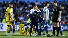 El delantero recibió atención médica en el campo de juego. El delantero recibió atención médica en el campo de juego.