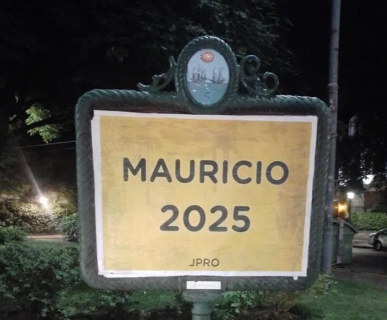 Los afiches que llevan la firma de la Juventud PRO ponen presión a La Libertad Avanza.