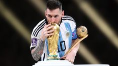 Messi posó junto a la Copa del Mundo en el vuelo de regreso del Mundial Qatar 2022 Messi posó junto a la Copa del Mundo en el vuelo de regreso del Mundial Qatar 2022
