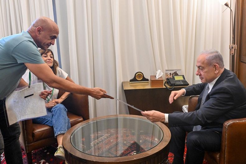 Benjamin Netanyahu se reunió con familiares de rehenes asesinados.