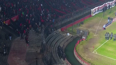 Los simpatizantes rompieron el alambrado y arrojaron piedras. Los simpatizantes rompieron el alambrado y arrojaron piedras.