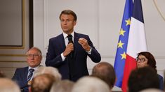 Macron se reunió con los alcaldes de 200 ciudades, tras los distubrios en París. Macron se reunió con los alcaldes de 200 ciudades, tras los distubrios en París.