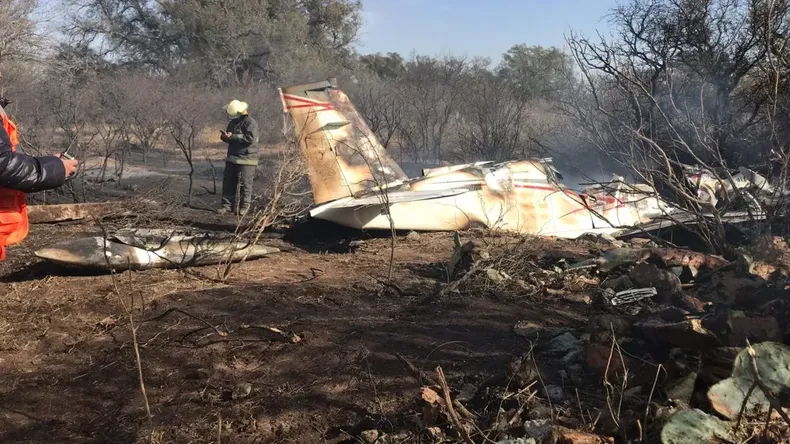 El avión llevaba tres pasajeros a bordo que sufrieron quemaduras.
