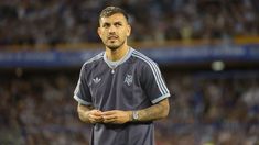 El volante durante el reconocimiento del campo de juego. El volante durante el reconocimiento del campo de juego.