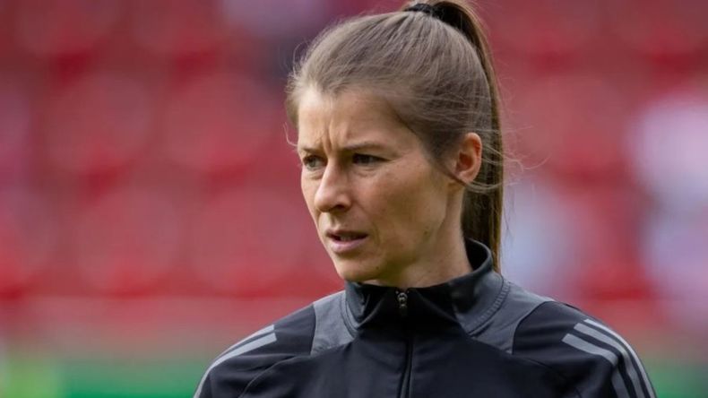 Marie-Louise Eta es la primera mujer en dirigir en laBundesliga masculina