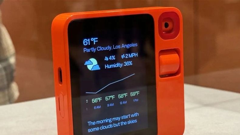 Entre sus funciones destacadas, el Rabbit R1 puede organizar un viaje completo, solicitar servicios en Uber o reproducir música en Spotify, incluso sin tener estas aplicaciones instaladas Entre sus funciones destacadas, el Rabbit R1 puede organizar un viaje completo, solicitar servicios en Uber o reproducir música en Spotify, incluso sin tener estas aplicaciones instaladas