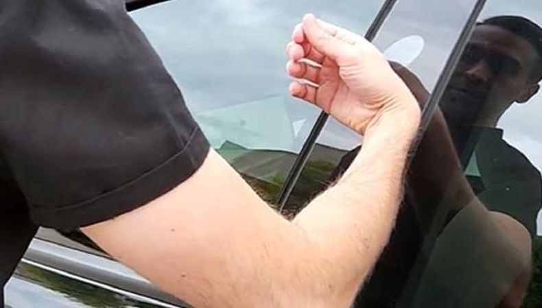 Brandon Dalaly se implantó una llave para encender su vehículo Tesla.