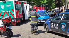 El ladrón fue atendido por lesiones leves y arrestado minutos después. El ladrón fue atendido por lesiones leves y arrestado minutos después.