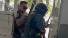 Los padres de los alumnos de la Escuela Provincial N° 21 de Mar del Plata se enfrentaron con la Policía. Los padres de los alumnos de la Escuela Provincial N° 21 de Mar del Plata se enfrentaron con la Policía.