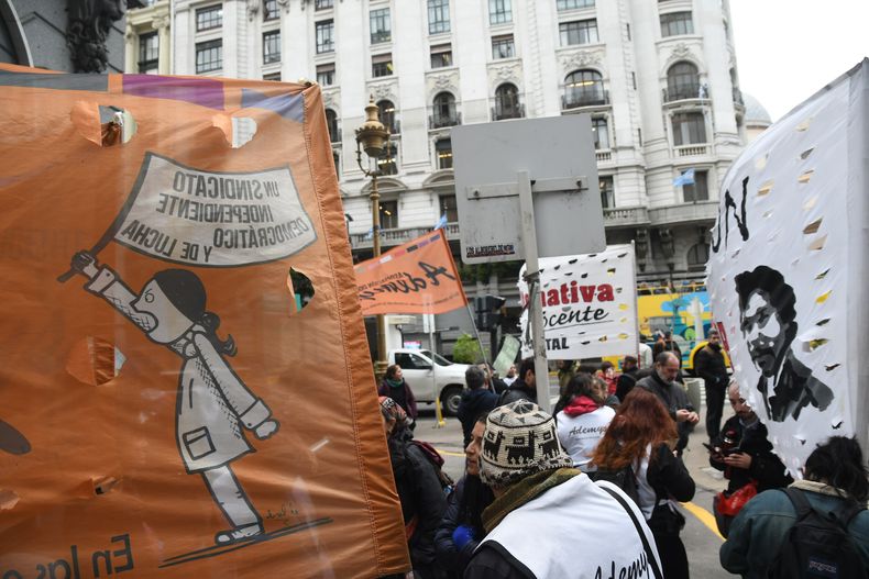 Docentes de Ademys realizan un paro y marchan hacia el Ministerio de Educación