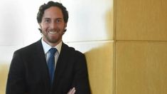 RogerZaldivar sigue una tradición familiar en la oftamología ya que su padre acumuló varios reconocimientos similares RogerZaldivar sigue una tradición familiar en la oftamología ya que su padre acumuló varios reconocimientos similares