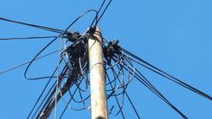 El joven recibió una fuerte descarga eléctrica. El joven recibió una fuerte descarga eléctrica.