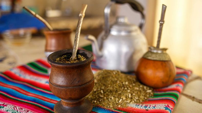 Desde la perspectiva médica, no suele recomendarse a quienes padecen acidez o ardor estomacal, al igual que ocurre con otras bebidas como el café, el té o las gaseosas
