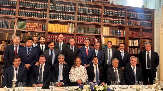 Luis Caputo y Diego Santilli en la reunión en Francia.