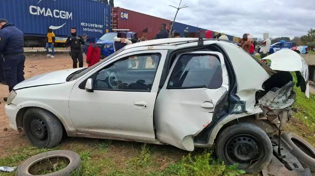 Un tren de cargas embistió un auto con seis ocupantes, todos resultaron ilesos.&nbsp;
