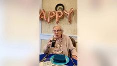 Una mujer de 105 años contó el secreto de la longevidad: tomar cerveza. Una mujer de 105 años contó el secreto de la longevidad: tomar cerveza.