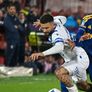 Leonel Flores, el pibe revelación de Boca, pelea el balón con Elías Gómez.