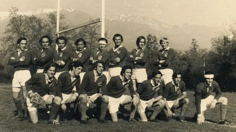 El equipo de rugby Old Christians en Chile, delante de los Andes, el año anterior al accidente.