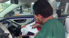 Messi firmó una camiseta de River y se volvió viral. Messi firmó una camiseta de River y se volvió viral.