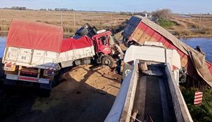 Así quedaron los camiones tras el choque múltiple.