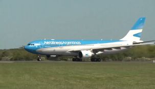 Javier Milei planea privatizar la aerolínea de bandera.