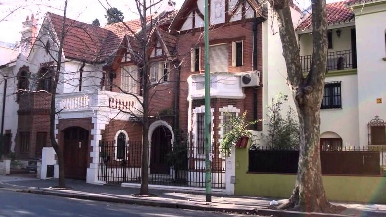 El barrio mantiene un perfil tranquilo y residencial, con casas bajas, jardines y rincones como la Plaza Mackenna que invitan a recorrerlo sin apuro.  