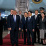 El funcionario fue recibido entre banderas chinas y estadounidenses. El funcionario fue recibido entre banderas chinas y estadounidenses.