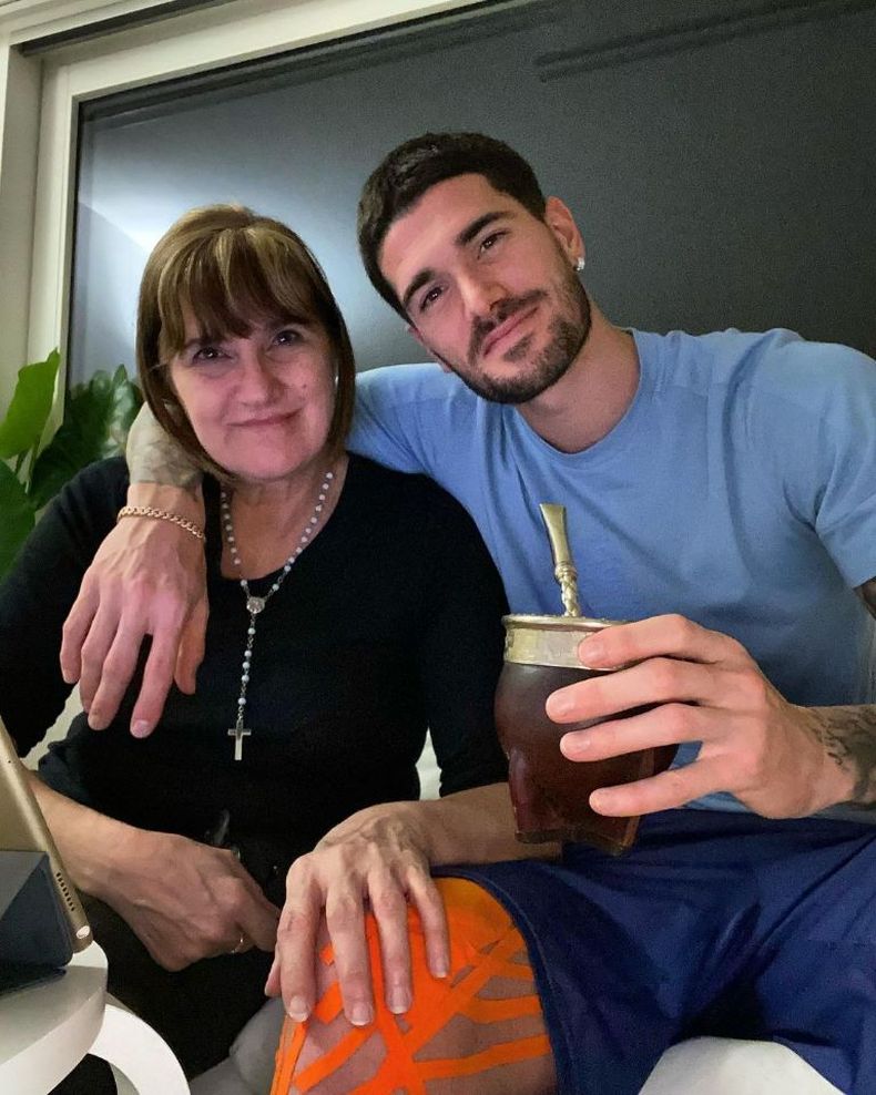 Rodrigo De Paul junto a Mónica Ferrarotti, su mamá.