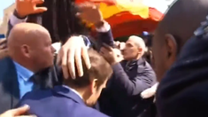 Le tiraron tomates cherry a Macron en un mercado francés. Le tiraron tomates cherry a Macron en un mercado francés.