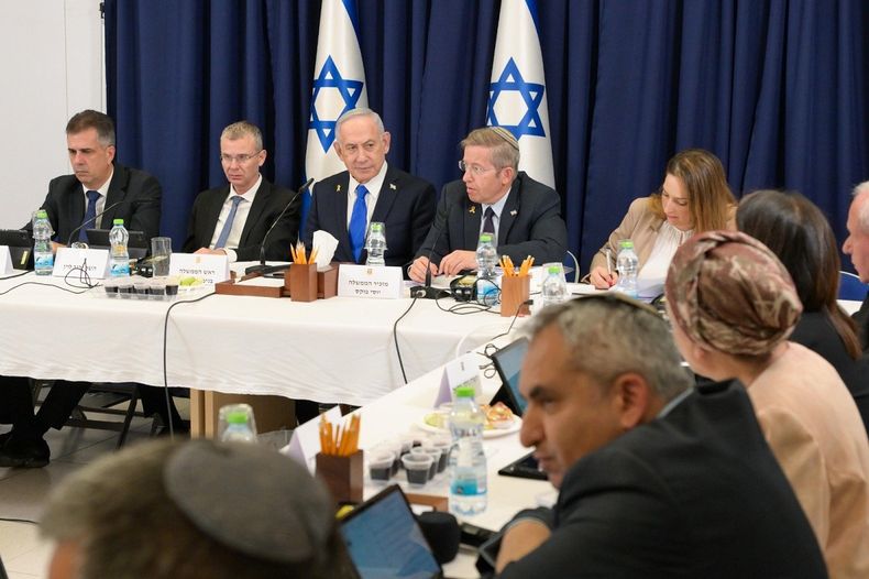 Benjamin Netanyahu junto a su gabinete.