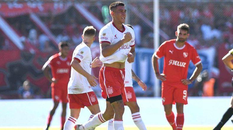 Romero primero hizo un gol en contra y luego otro a favor de Estudiantes.