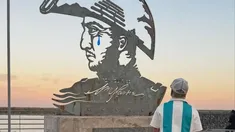 El artista Joaquines frente a su intervención de la figura de San Martín en San Lorenzo, Santa Fe. El artista Joaquines frente a su intervención de la figura de San Martín en San Lorenzo, Santa Fe.