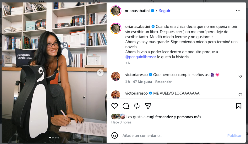Oriana Sabatini firmando el contrato editorial con Penguin Random House Argentina.