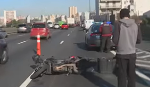 Fuerte choque entre un auto y una moto en la Autopista 25 de Mayo: el SAME trasladó en helicóptero a un herido Fuerte choque entre un auto y una moto en la Autopista 25 de Mayo: el SAME trasladó en helicóptero a un herido
