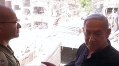 Benjamin Netanyahu visitó la localidad de Bat Yam, en la periferia de Tel Aviv, donde un misil impactó contra un edificio este sábado. Benjamin Netanyahu visitó la localidad de Bat Yam, en la periferia de Tel Aviv, donde un misil impactó contra un edificio este sábado.