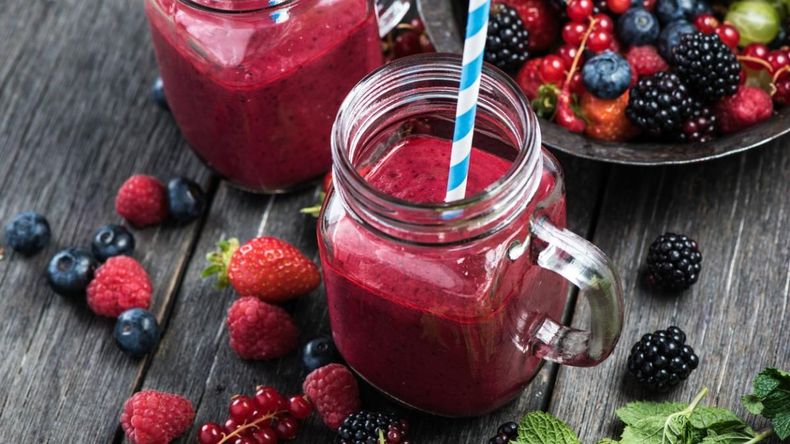 El licuado de frutos rojos y espinaca es una bebida deliciosa y nutritiva que no solo proporciona un impulso de energía, sino que también puede ayudar a retrasar el envejecimiento.