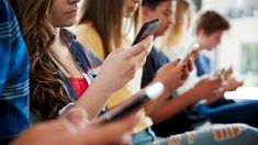 La postura al momento de usar el celular fomenta la formación de la joroba. La postura al momento de usar el celular fomenta la formación de la joroba.