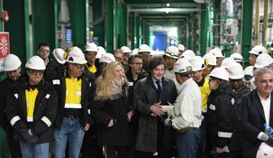Javier y Karina Milei con trabajadores mineros.&nbsp;