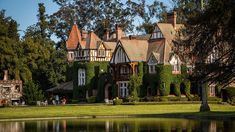 La estancia cerca de Buenos Aires con un castillo para dormir de ensueño. La estancia cerca de Buenos Aires con un castillo para dormir de ensueño.