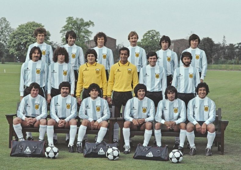 Arriba: Gabriel Calderón, Jorge Olguin, Carlos Ischia, José Van Tuyne, Victorio Ocaño, Daniel Passarella. En el medio: Leopoldo Luque, Alberto Tarantini, Ubaldo Fillol, Héctor Baley, Juan Simón, Carlos Fren. Sentados: Juan Barbas, Santiago Santamaría, Diego Maradona, Ramón Díaz, José Valencia, Américo Gallego.