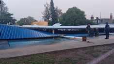 La estructura del polideportivo cedió por el temporal de lluvia y viento. La estructura del polideportivo cedió por el temporal de lluvia y viento.