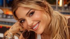 La modelo decidió dar vuelta la página de la manera más directa y sensual posible. La modelo decidió dar vuelta la página de la manera más directa y sensual posible.