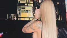 La joven se dedica a publicitar perfumes árabes en redes sociales. La joven se dedica a publicitar perfumes árabes en redes sociales.