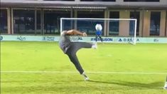 Recibe la pelota en el aire y de volea le pega de lleno, clavando la pelota en el ángulo derecho Recibe la pelota en el aire y de volea le pega de lleno, clavando la pelota en el ángulo derecho